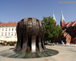 Dieses Denkmal erinnert an die grauenvollen Verbrechen an der Bevölkerung, verübt von den Faschisten.