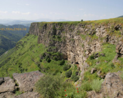 Blick in die Debed-Schlucht mit den Überresten des ehemaligen Klosters Horomayr.