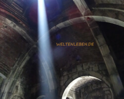 Die große Vorhalle, in die durch eine zentrale Lücke im Dach Licht hinein fallen kann.