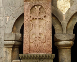 Kreuzsteine, Chatschkar, sind eine in Armenien ganz eigene Kunst und eins der zentralen kulturellen Symbole. Sie sollen die Auferstehung Jesu feiern und sind daher ähnlich wie Lebensbäume gestaltet. Die meisten stammen aus dem 10. - 13. Jahrhundert.