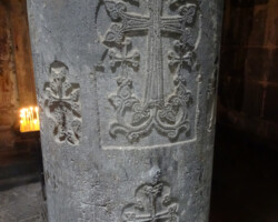 Steinmetzkunst, ähnlich der Kreuzsteine - hier im Kloster Sanahin. Ob wohl so die Spender etwas für ihr Seelenheil stifteten?