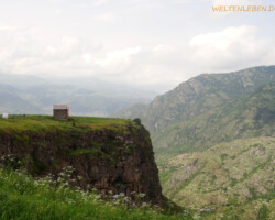 Einer unserer drei Stellplätze entlang der Debedschlucht. Hier ziehen morgens die Geier entlang!
