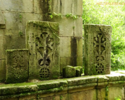 Uralte Kreuzsteine außen vor dem Kloster Juchtak.