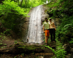 Am Ziel der Wanderung bei Dilidschan: Ein Wasserfall versteckt mitten im Wald.