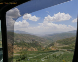 Der Vardenyats- (Selim-) Pass! Blühende duftende Wildrosenbüsche wachsen auch hier entlang der Straße.