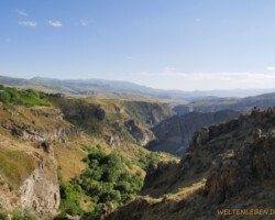 Hier in der Schlucht bei Gndevank wimmelt es von Schlangen, überall raschelt es im Gebüsch!