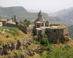 Das Kloster Tatev stammt aus dem 9. Jhd. n. Chr., die Gebäude wurden aber bei einem Erdbeben 1931 teils stark beschädigt und mittlerweile möglichst originalgetreu wieder restauriert.