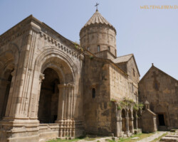 Das Hauptdenkmal der Klosteranlage: Die Kirche für die Apostel Peter und Paul. Frauen sollen beim Betreten hier, wie auch sonst üblich in orthodoxen Kirchen, ihr Haupt verschleiern...