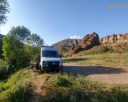 Sonne satt und lauschig dazu, hier am Fluss beim Shaki-Wasserfall.