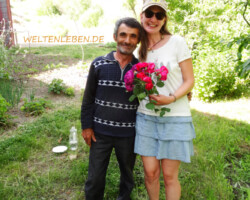 Eine weitere unvergessliche Begegnung: Ashut, der uns nicht nur den Weg zum Wasserfall zeigt, sondern uns auch noch Rosen und Erdbeeren schenkt - aus dem eigenen Garten!