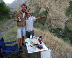 Ein freundschaftlich-geselliger Abend: Die Brüder Watan und Serob bewirten uns mit Brot, selbstgemachtem Käse, Bier und dem armenischen Spezialgetränk Tan (Gemisch aus Joghurt und Sprudelwasser)!