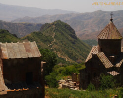 Wir entdecken das ehemalige Kloster Tsaghats Kar und die gegenüberliegende Festungsruine Smbataberd auf einer gut 9 km langen Wanderung.