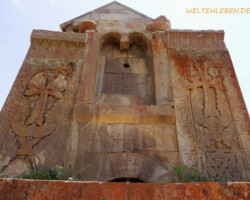 Manche der Kreuzsteine sind so groß, dass sie die Fläche der Vorderseiten mancher Kapellen einnehmen.