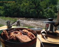 Die "Keksbeute" idyllisch in Szene gesetzt. :-)