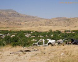 Sonnenverbrannte goldbraune Steppe, grüne Flussbänder...und alte Autogerippe, die mal eine, mal keine offensichtliche Funktion erfüllen. So ist es in Armenien ;-)