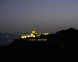 Weithin sichtbar leuchtet das Kloster Chor Wirap majestätisch auch bis in die nahegelegene Türkei hinein. Im Gegenzug hören wir auf armenischer Seite noch den Ruf des Muezzins ;-)