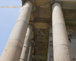 In den 1970er Jahren wurde er dann wieder aufgebaut, großteils unter Verwendung der Originalbausubstanz. Außerdem gibt es auf dem Gelände die Überreste eines hellenistischen Bäderkomplexes.