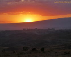 Romantisch wird die Silhouette der Hauptstadt beleuchtet.