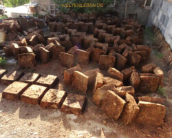 Getrockneter Kuhdung in geometrischen Formen ist im ganzen Land anzutreffen. Sicher dient er als Brennmaterial in diesem waldarmen Land.