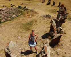 40 der Steinbrocken bilden einen Kreis um die runde Hauptgrabkammer links. Fast alle Gräber wurden allerdings schon vor langer Zeit ausgeraubt.