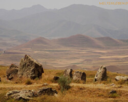 Die Anlage liegt im armenischen Hochland und ist circa 3000 Jahre alt!