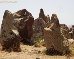 Hier sind ein paar der Lochsteine zu sehen. Sternegucken möglich ;-)