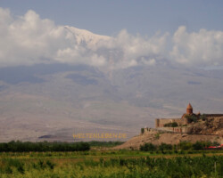 Der prächtige Ararat verhüllt gerne sein Gesicht im Laufe des Tages. Ganz klar ist er meist nur morgens oder abends zu sehen.