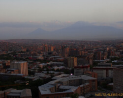 Abendstimmung mit dem Großen und Kleinen Ararat im Hintergrund.