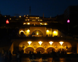 Die "Kaskade" - ein Kunstwerk aus Treppen, Formen, Statuen und Wasserspielen. Ganz fertiggestellt ist es jedoch trotz mehrerer Bauetappen zwischen 1971 - 2009 bis heute nicht ;-)