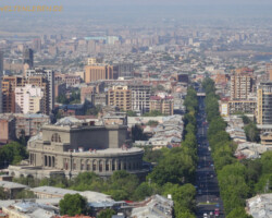 Blick auf das Häusermeer von Jerewan mit dem markanten Gebäude der Nationaloper links.