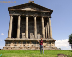 Die Ursprünge des Tempels von Garni gehen vermutlich auf das 2. Jhd. n.Chr. zurück. Sicher ist, dass er im 14. Jhd. erst geplündert, im 17. Jhd. dann durch ein Erdbeben zerstört wurde.