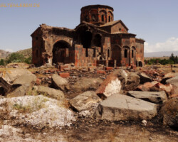 Die mächtige Kathedrale von Talin stammt aus dem 7. Jahrhundert. Ein Erdbeben im Jahre 1840 zerstörte wichtige Teile. Hundert Jahre später begann ein Wiederaufbau, der jedoch leider nicht vollendet wurde.