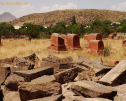 Die teils aufwendig verzierten Trümmer der Kirche zusammen mit den alten Grabsteinen von damals geben einen Einblick in die gelebte Geschichte des Geländes.