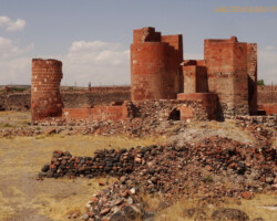 Die Ruine der Festung Dashtadem (10 Jhd.) liegt auf unserem Weg und wir können diese in aller Ruhe besichtigen.