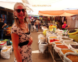 Wir schlendern über den Markt der Stadt, welcher alle Dinge des täglichen Bedarfs bereit hält.