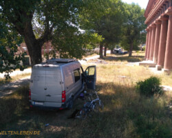 Der erste Eindruck trügt - ein weitläufiges, größtenteils verlassenes Areal mitten in der Stadt dient uns als optimaler Stellplatz. :)