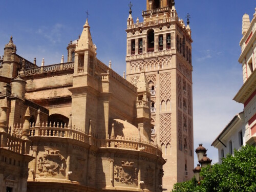 Die Giralda war auch das Minarett der einstigen maurischen Moschee, die hier stand und stammt aus dem Jahr 1184.